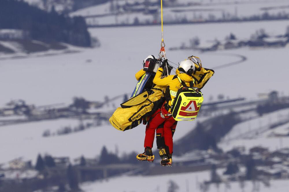 Jacob Schramm wird nach seinem Sturz im Training vom Hubschrauber abtransportiert