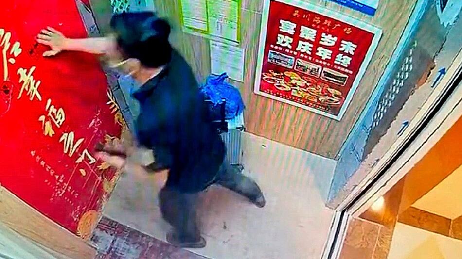Aufzugtür öffnet sich nicht: Mann gerät in Panik – und steht auf dem Schlauch