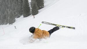 Ein Skifahrer stürzt beim Fahren