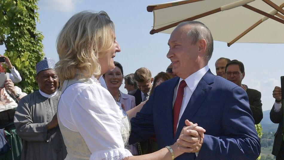 Putin bei der Hochzeit von Österreichs Aussenministerin Kneissl