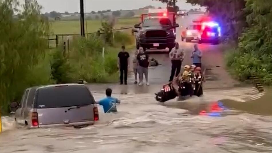 KORREKTUR! Texas: Mann wird aus reissendem Fluss gerettet