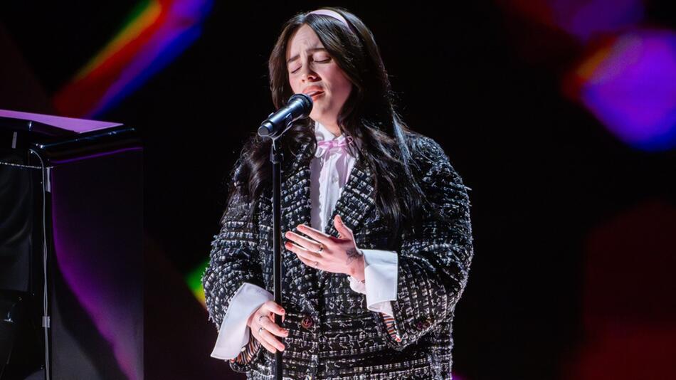 Billie Eilish performt bei einem Auftritt im Rahmen der Oscar-Verleihung 2024 auf der Bühne.