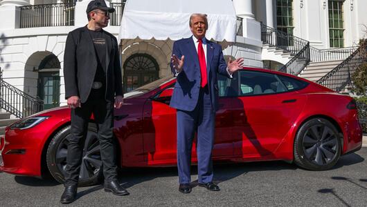 US-Präsident Donald Trump (r) und Tesla-CEO Elon Musk