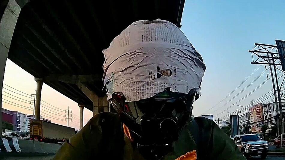 Blindflug: Zeitung trifft Motorradfahrer – Mann reagiert sensationell