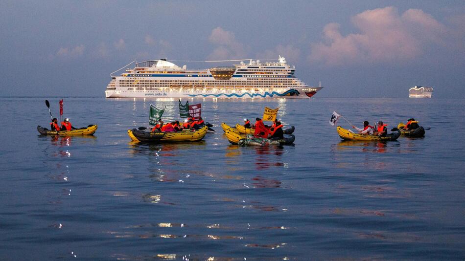 Kreuzfahrtschiffe und Umwelt- und Klimaschützer vor Marseille