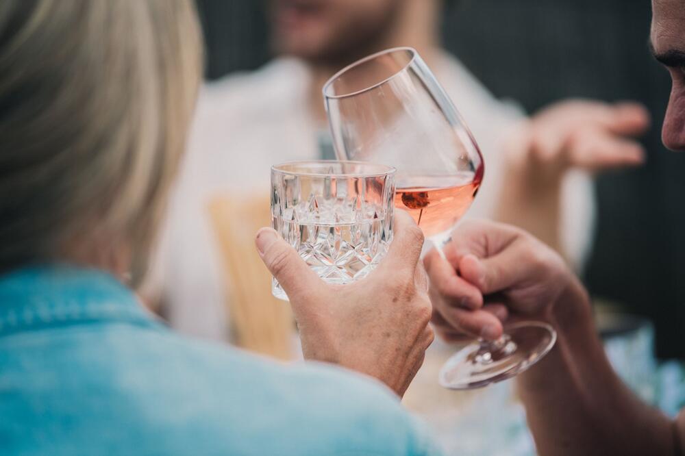 Gemeinsam anstossen mit Wasser und Wein