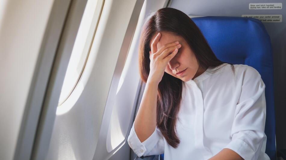 Frau im Flugzeug