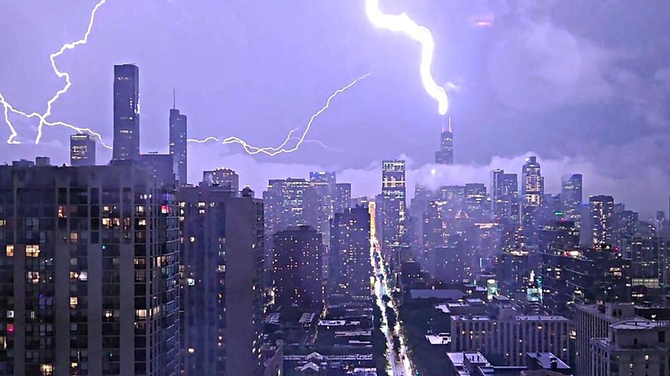 Apokalyptische Szenen: Gewaltige Blitze erhellen Chicagos Skyline