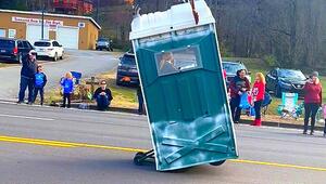 Weihnachtliche Performance: Toilettenhäuschen legt plötzlich Wheelie hin