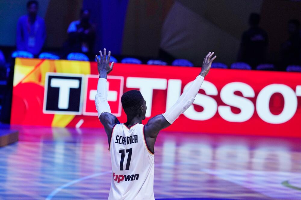 Dennis Schröder feiert den überraschenden WM-Sieg über Serbien