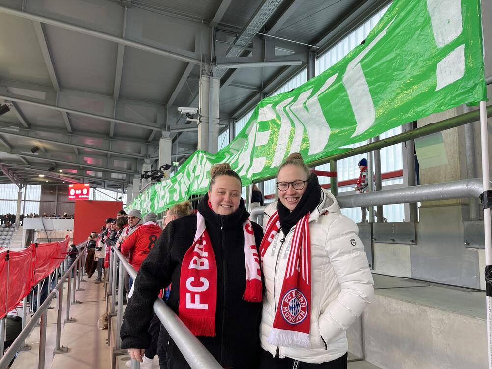 Zwei Bayern-Frauen-Dauerkarteninhaberinnen aus Stuttgart: Lena und Johanna