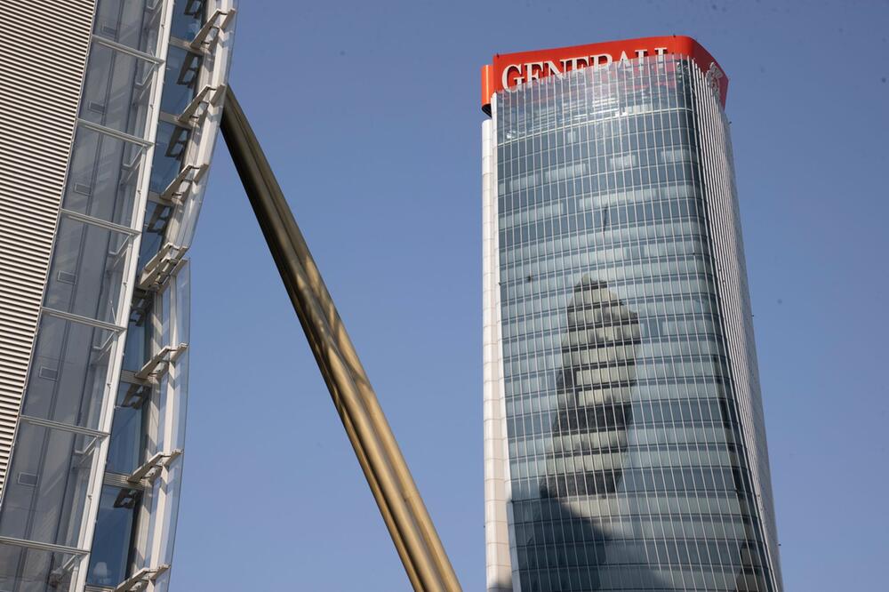 Werbeschild auf Hochhaus in Mailand umgestürzt