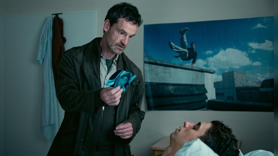 "Tatort: Love is pain": Peter Faber (Jörg Hartmann, l.) fragt den verletzten Tom Heinrich ...