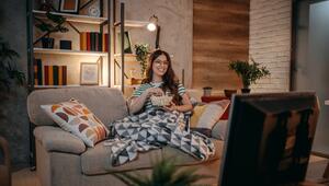 Eine Frau sitzt auf einem Sofa.