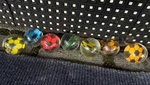 Fans in der Augsburger Heimkurve nutzten bunte Flummis als Wurfgeschoss. 