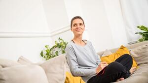 Eine Frau sitzt auf einem Sofa