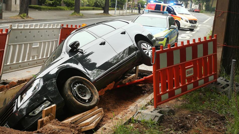 Auto in Baugrube