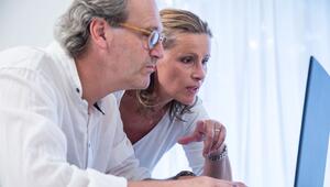 Paar schaut auf einen Laptop