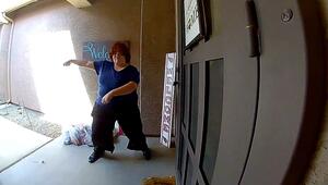 Voller Einsatz: Lieferfahrerin begeistert mit Tanznummer vor der Türkamera