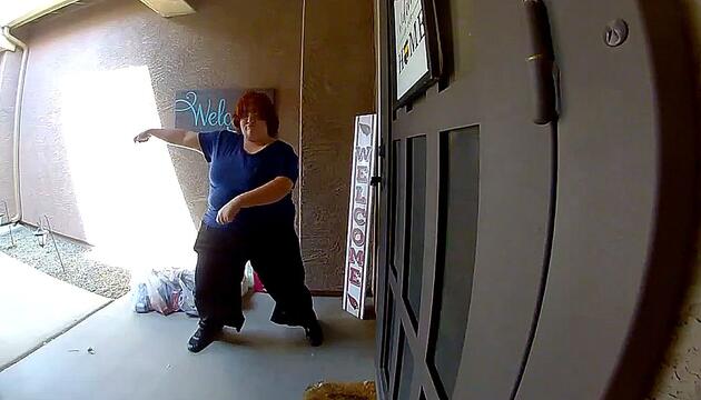 Voller Einsatz: Lieferfahrerin begeistert mit Tanznummer vor der Türkamera