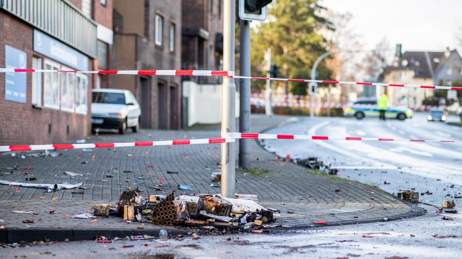 Mann fährt in Fussgängergruppe