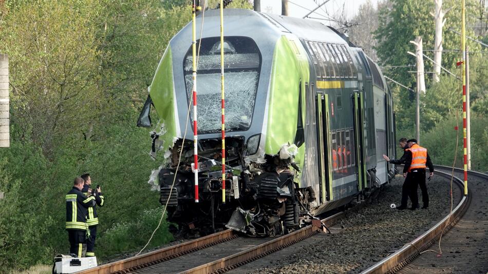 Rendsburg, Schleswig-Holstein, Zugunglück, Verletzte; Lkw, Lastwagen