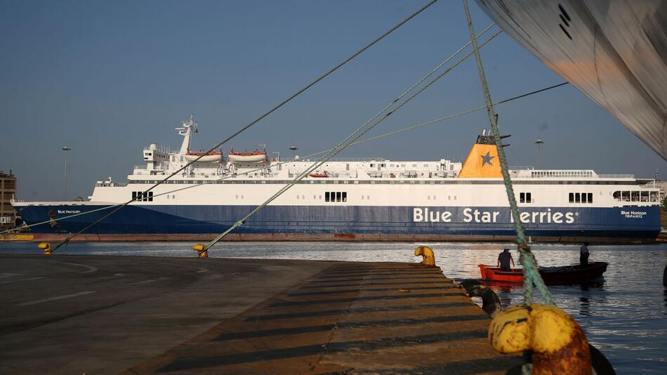 Fähre "Blue Horizon" im Hafen von Piräus