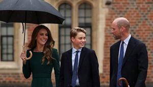 Prinz George (M.) mit Prinzessin Kate und Prinz William an seinem ersten Schultag am Eton College.