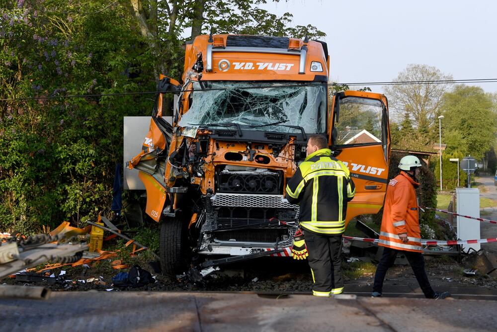 Rendsburg, Schleswig-Holstein, Zugunglück, Verletzte; Lkw, Lastwagen