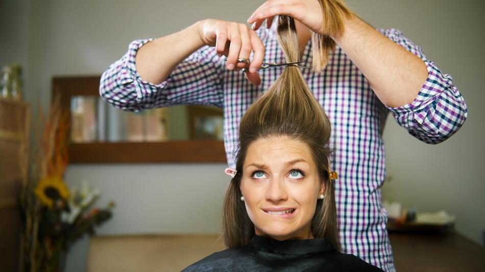 Frau lässt sich die Haare schneiden