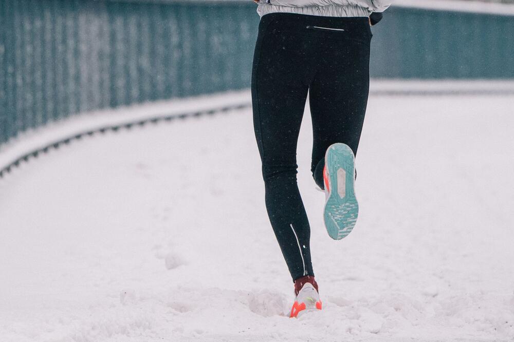 Jogger läuft durch Schnee