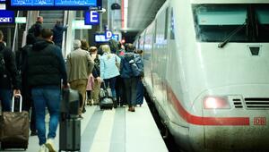 Fahrgäste im Berliner Hauptbahnhof