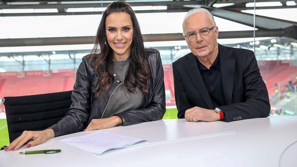 Esther Sedlaczek und Franz Beckenbauer im Sky-Studio im Jahr 2016