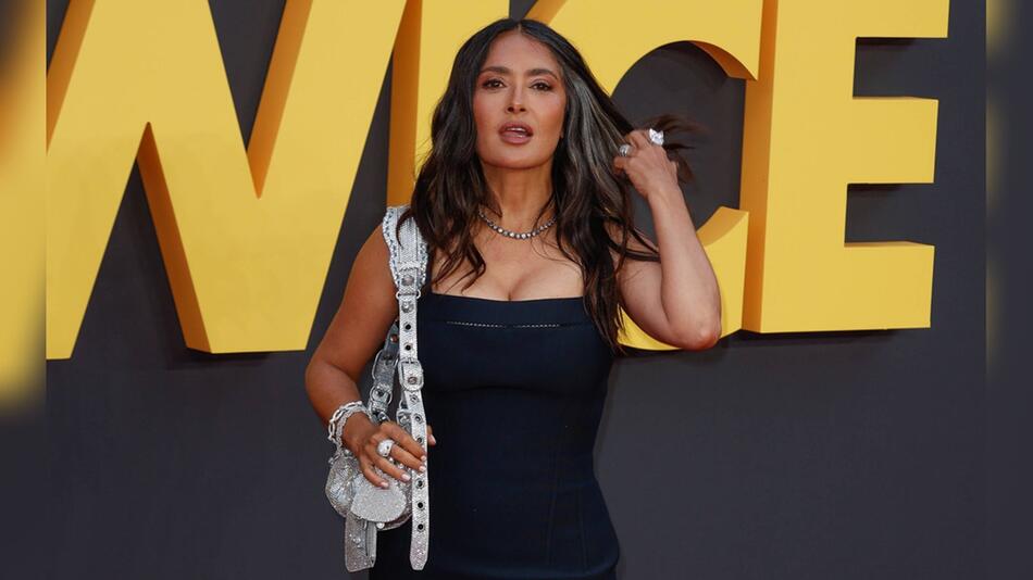 Salma Hayek zeigt ihre natürliche Schönheit, indem sie ihre grauen Strähnen präsentiert.