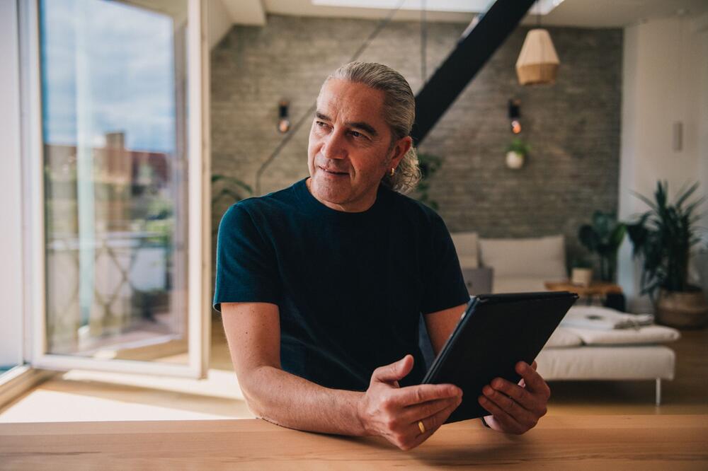 Ein Mann mit Tablet