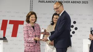 Friedrich Merz überreichte Königin Silvia den Ehrenpreis.