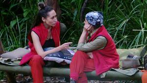 Bequemer war Betrug nie: Samira Yavuz, das Schuldkissen und Eva Benetatou.