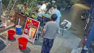 Haarscharf davongekommen: Frau weicht herabstürzender Klimaanlage aus