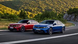 Zwei BMW 3-Modelle auf einer Strasse