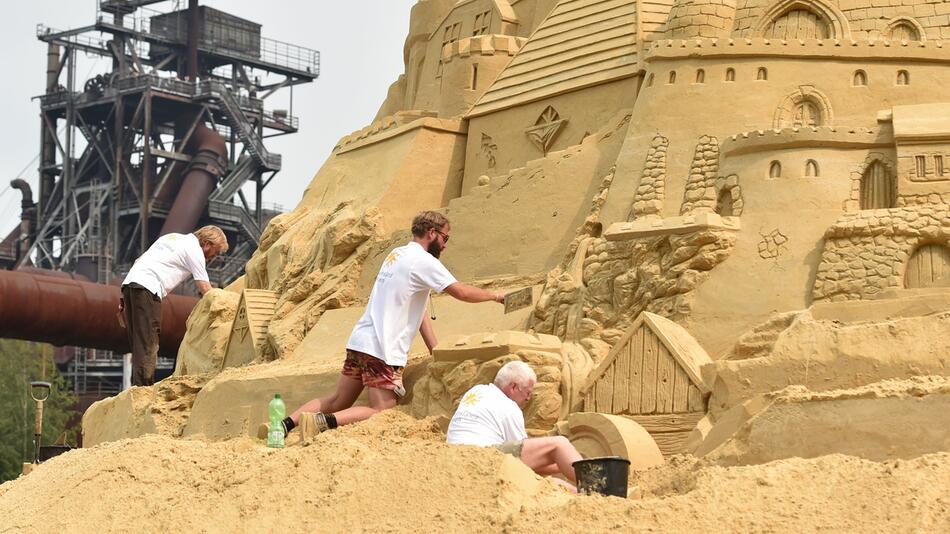 Künstler arbeiten an der grössten Sandburg der Welt