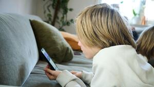 Ein Kind nutzt ein Smartphone