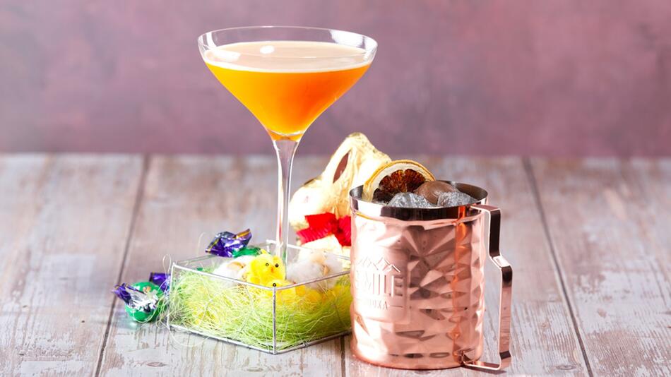 Der Carrot-Martini und der Eierlikör-Mule von der Barschule München.