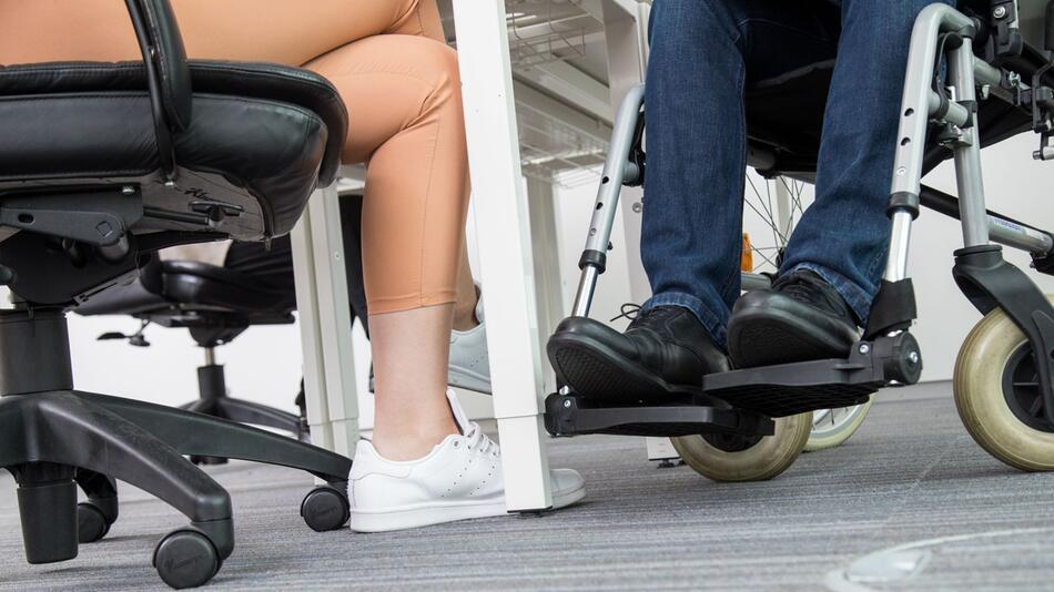 Rollstuhlfahrer in einem Büro