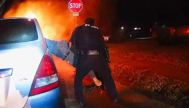 Fahrer steckt in brennendem Auto fest – Polizist schlägt in letzter Sekunde Scheibe ein