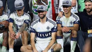 Thomas Müller grinst inmitten seiner Teamkollegen. 