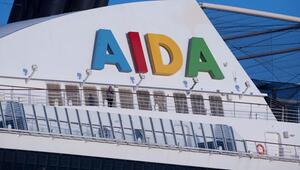 Der Schriftzug "AIDA" auf einem Kreuzfahrtschiff