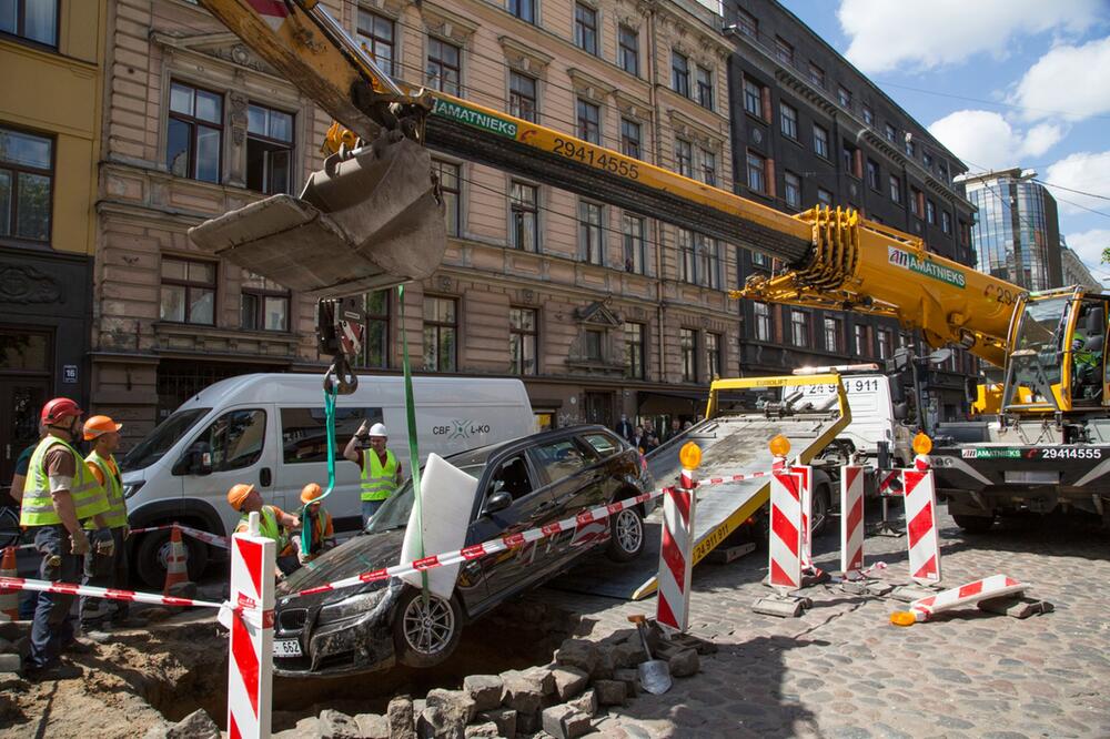 Strasse in Riga bricht ein