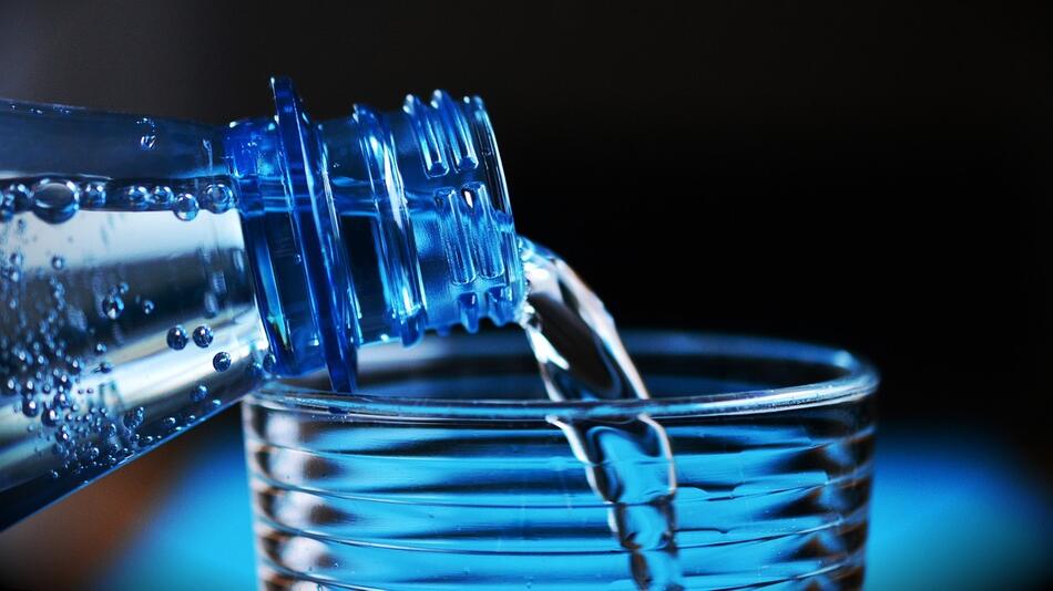 Schlecht werden kann Mineralwasser in der Flasche nicht - es verliert mit der Zeit aber an Qualität.