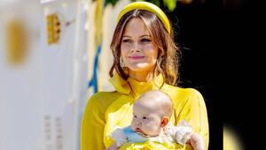 So sah Prinzessin Ines auf dem Arm ihrer Mama Sofia noch bei ihrer Taufe im Juni aus, inzwischen ...