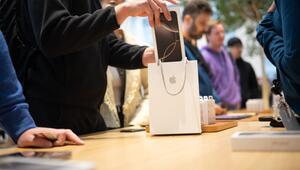 Mann packt nach dem Kauf ein neues iPhone in eine Tüte